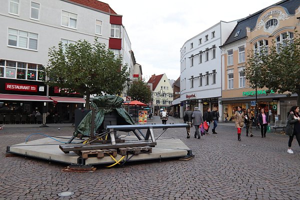 Oh Tannenbaum: Der Baumständer für die Weihnachtsstanne steht schon auf dem Alten Markt. - © Alexandra Golfinger