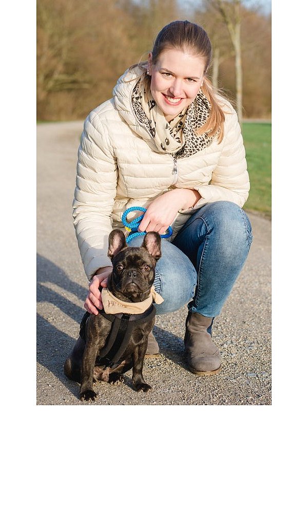 Kämpfen für mehr Freilauf: Nadine Kollakowski mit ihrer französischen Bulldogge Henry. - © Privat