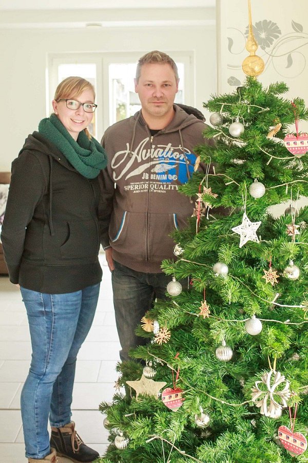 Für das Weihnachtsessen müssen Caroline Peters und Carsten Nathmann vorsorgen. - © Andre Schneider