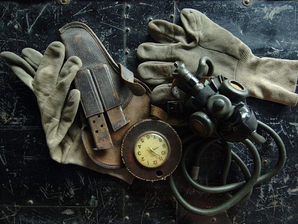 Handschuhe, Uhr, Waffenmagazine und Sauerstoffmaske Antoine de Saint-Exupérys. 2003 wurden die Trümmer seines Flugzeugs geborgen. - © FOTO: DPA