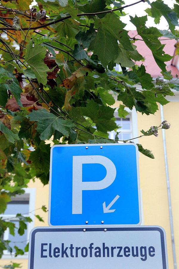 Gratis parken: An der Ladestation am Rathaus dürfen E-Autos das schon. - © Thomas Hagen