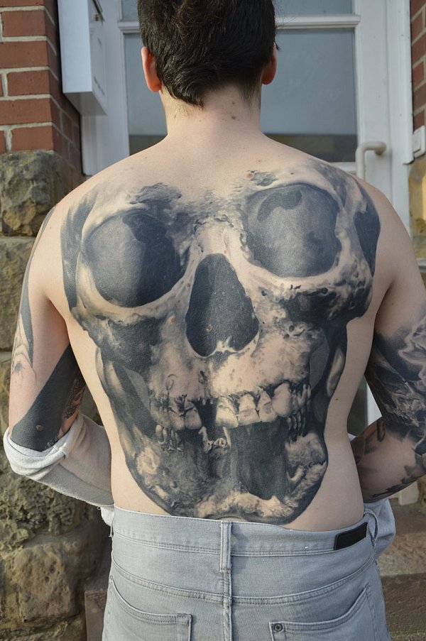 Markant: Ein Totenkopf ziert den Rücken von Nico Kögl. - © Vivien Tharun