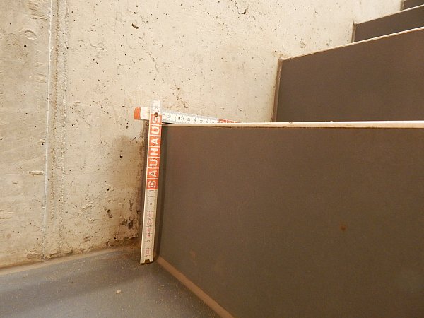 Diese Treppenstufe ist knapp 20 Zentimeter hoch . . . - © Gunter Held