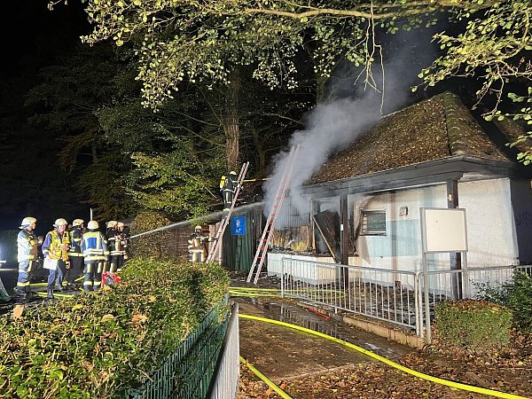 Zur Brandbekämpfung öffneten die Einsatzkräfte am Gütersloher Stadtpark die Dachhaut, um Glutnester abzulöschen - © Thorsten Heß