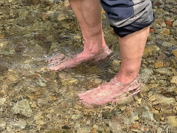 Wer das Naturerlebnis in der Brucht testen möchte,wie hier Harald Gläser, sollte nicht wasserscheu sein. Etwa sechs Grad kalt ist das Nass in dem Bach. - © Ralf T. Mischer