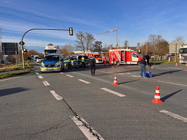 Für die Dauer der Unfallaufnahme und Bergungsarbeiten war die B64 im Bereich der Kreuzung gesperrt. - © Thorsten Heß