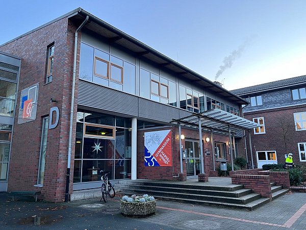 Bei den Schülerinnen und Schülern des Gymnasiums in Harsewinkel im Kreis Gütersloh herrscht Entsetzen. - © Robert Becker