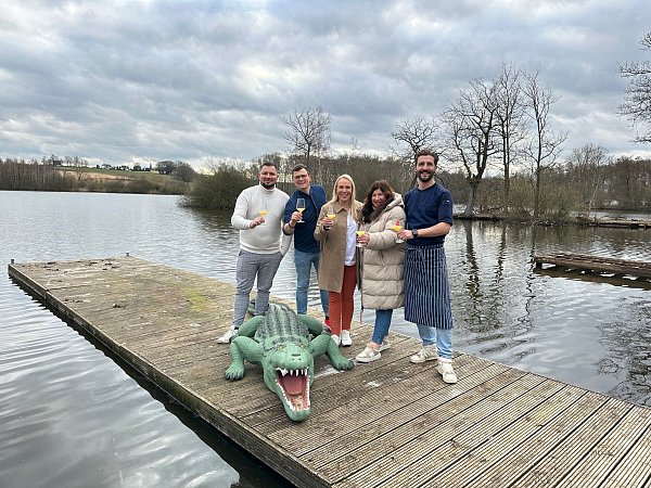 Eventmanager Andrej Schneider (v. l.), Gastronomiemanager für den Außenbereich Dominic Kolbe, Geschäftsführerin Katrin Mormann, Marketingleiterin Alessa Valentin und Küchenchef Florian Erdmann freuen sich auf die Eröffnung. - © Ingrun Waschneck