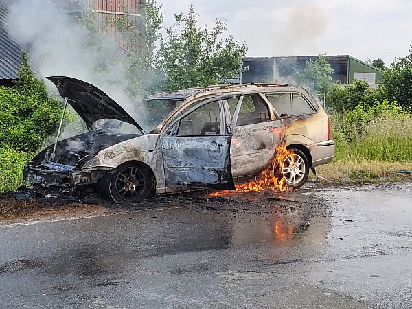 Der ausgebrannte Pkw in Borchen dürfte als Totalschaden gelten. - © Feuerwehr Borchen