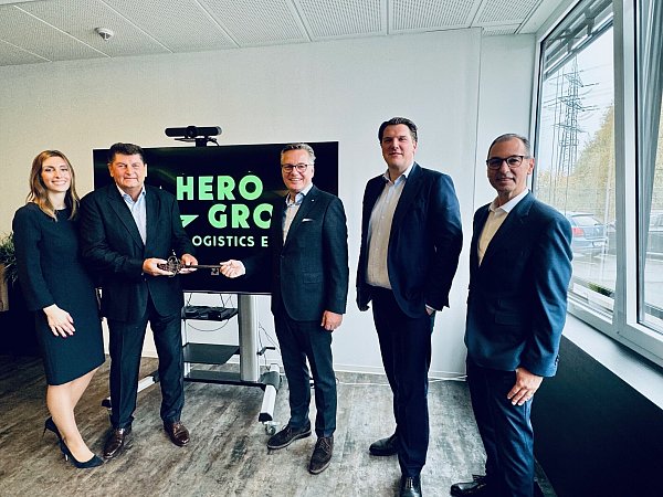Die alte und neue Geschäftsführung bei der symbolische Schlüsselübergabe (v.l.) Christina Hämmerling, Ralf Hämmerling, Jörn Wahl-Schwentker, Thorsten Steinmann und Spasko Nikolov. - © Hero Group