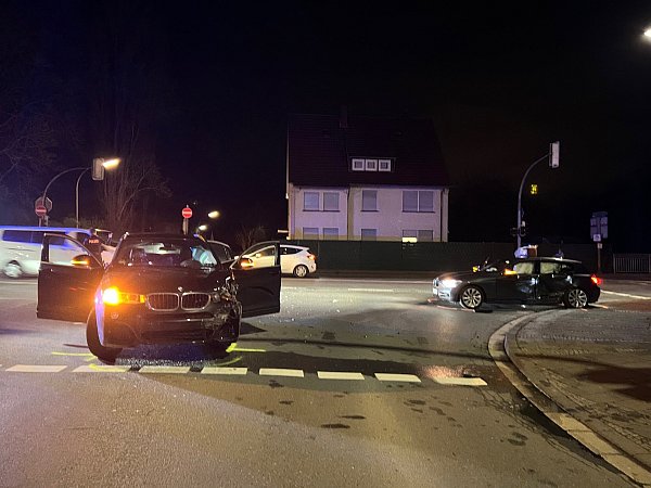 Eine 35-jährige Autofahrerin erkennt den heranrasenden BMW X4 nicht mehr rechtzeitig – beide Fahrzeuge stoßen zusammen. Zwei Menschen werden schwer verletzt. - © Thorsten Heß