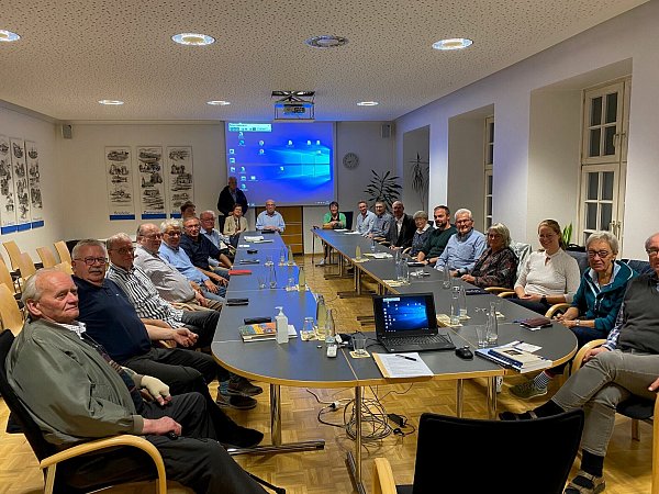 Im Sitzungssaal des Rathauses der Stadt Beverungen haben sich rund 25 Interessierte getroffen, um einen historisch-landeskundlichen Kreis zu bilden. - © Stadt Beverungen