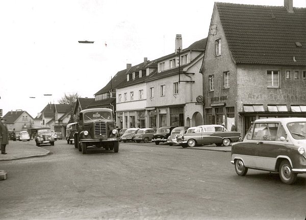Historisch: Die Lübbecke Straße vor etwa 50 Jahren. Das Foto entstand an der Einmündung der heutigen Alten Bünder Straße. - © Stadtarchiv Löhne