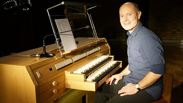 Organist und Chorleiter Patrick Gläser spielt aus Gehör, Gedächtnis und Herz seine Coverversionen bekannter Titel aus Rock, Pop und Film in Deutschland und Europa. - © Nina Piorr
