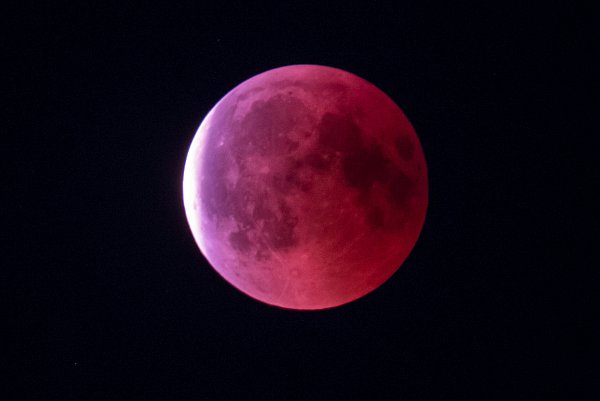 Charakteristisch für den Blutmond ist eine rote Färbung. - © Endrik Wolff
