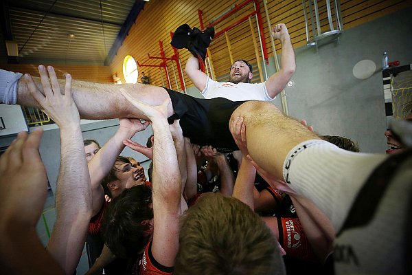 Krafttraining: Um Trainer Manuel Mühlbrandt hoch leben zu lassen, musste die ganze Mannschaft ran. - © Henrik Martinschledde