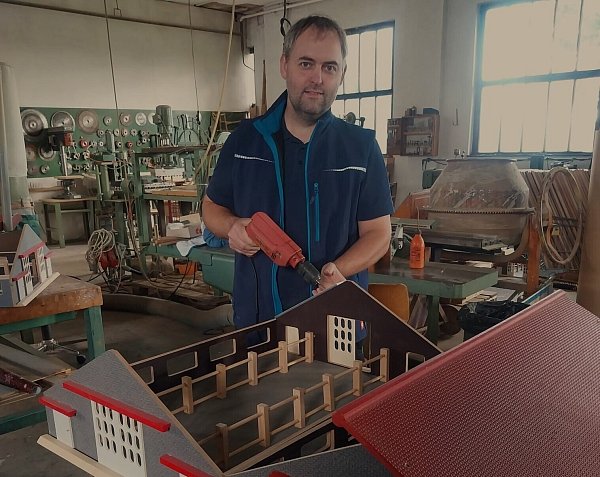 Derzeit stellt Andreas Rusche die letzten Bauernhöfe fertig, die sein Vater noch zu bauen begonnen hatte. - © Privat