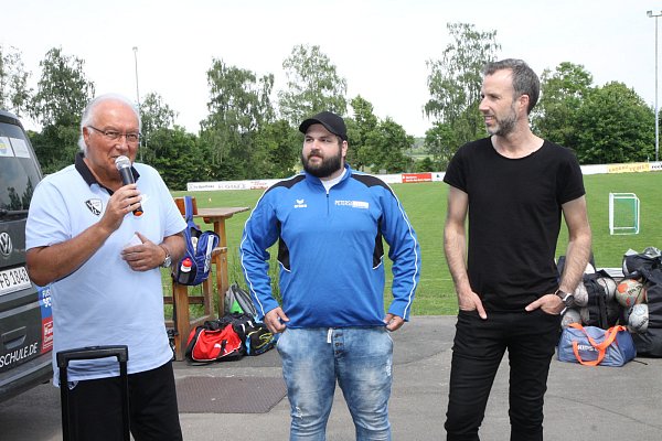 Bestens organisiert: Jürgen Holletzek, Leiter der Fußballschule des VfL Bochum, Denys Karach und Christian Rohe vom SV Dringenberg freuen sich über die Resonanz. - © Hermann Ludwig