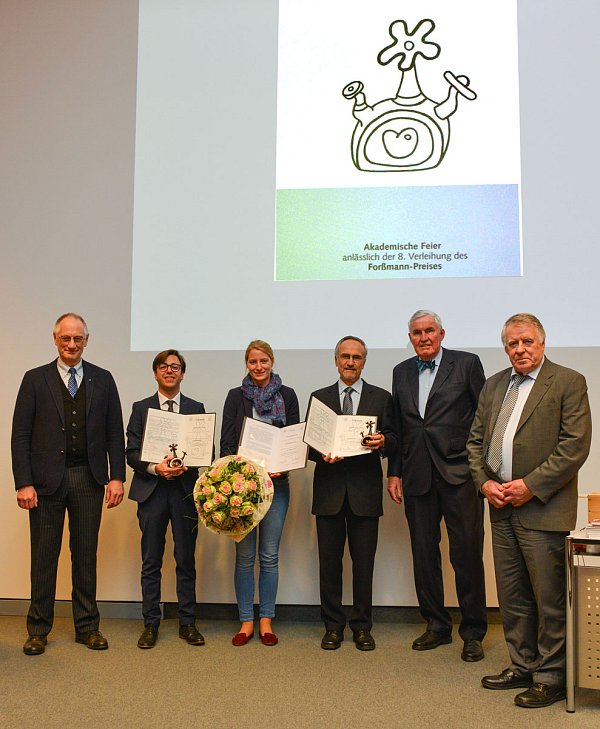 Feier im Herz- und Diabeteszentrum: Albrecht Bufe (Ruhr-Universität Bochum, v. l. ), Michael Kreußer (Universitätsklinikum Heidelberg), Lisa-Maria Packy (RWTH Aachen), Günter Breithardt (Universitätsklinikum Münster), Ulrich Gleichmann und Wolf-Georg Forssmann (Stiftung Kardiologie 2000). Foto: Armin Kühn - © Herz- und Diabeteszentrum Nordrhein-Westfalen