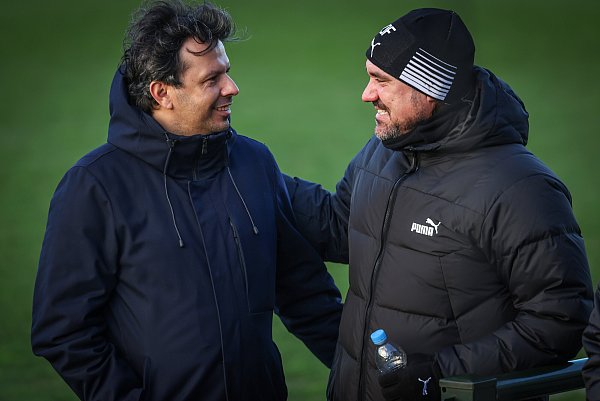 Samir Arabi und Daniel Farke, hier bei einem Testspiel zwischen Farkes Ex-Klub Borussia Mönchengladbach und Arminia im Januar 2023, kennen sich schon lange. - © Sarah Jonek