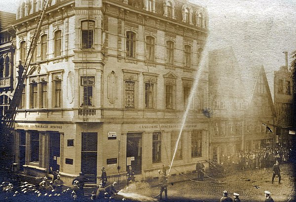 In einer Großübung am Neuen Markt in Herford „rettet“ die Feuerwehr die „Ländliche Centralkasse“. - © Kommunalarchiv Herford