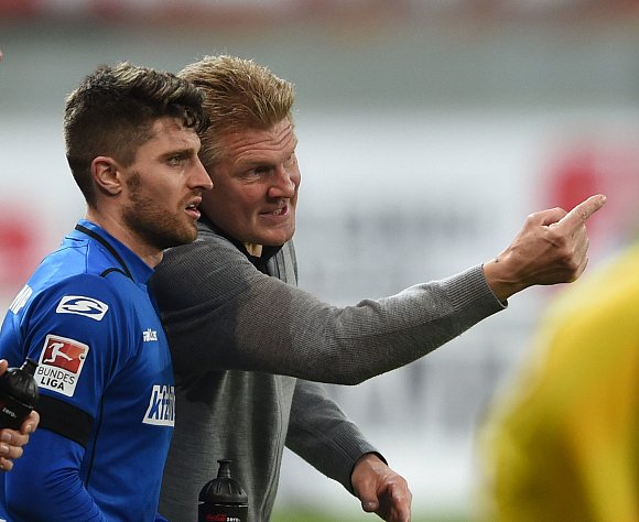 Trainer Stefan Effenberg erklärt Moritz Stoppelkamp (l.) seine Idee vom Fussball. - © Marc Köppelmann