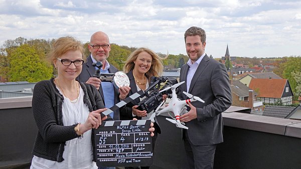 Über Herzebrock: (v. l.) Anja Valentien (Gemeindesprecherin), Axel Füchtenkort (Drehbuchautor), Maria Füchtenkort-Frimmersdorf (Produzentin) und Bürgermeister Marco Diethelm. - © füchtenkord