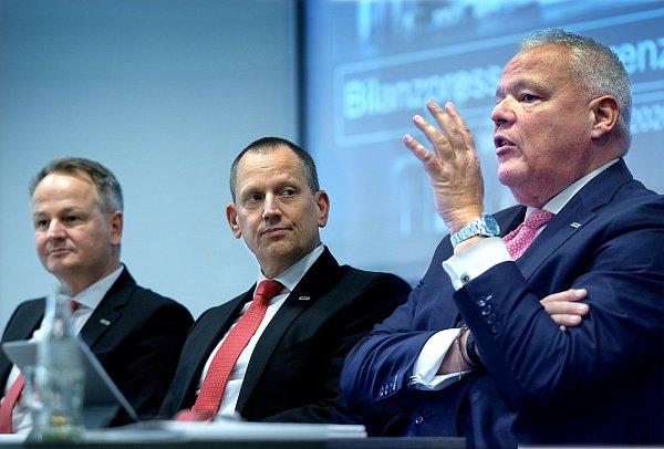 "Er wird die deutsche Küche nicht aus dem Markt treiben": Oliver Streit (r.) über den Brexit. Das Foto zeigt ihn mit den weiteren Geschäftsführern Michael Klein (l.) und Frank Kramer. - © Andreas Frücht