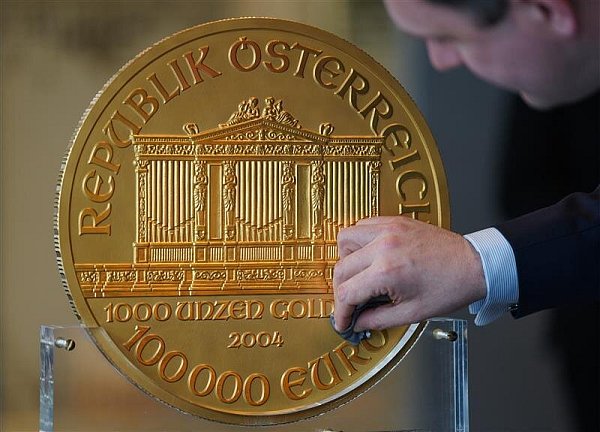 Auf der Münze steht ein Wert von 100.000 Euro. Der Materialwert beträgt aber 2,7 Millionen Euro. - © Marcus Brandt/picture alliance/dpa