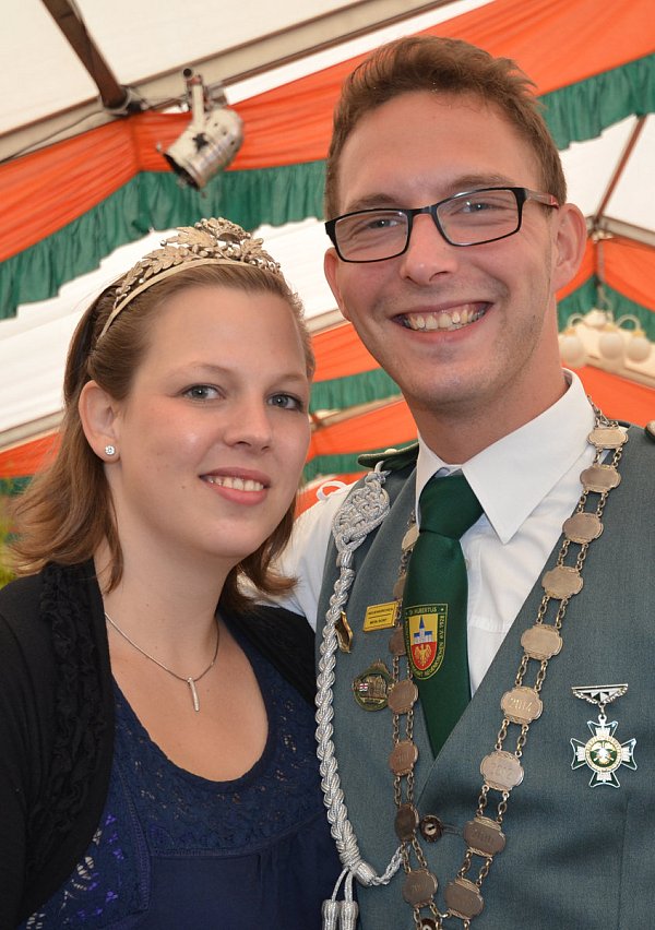 Das neue Jungschützenkönigspaar: Michelle Schniedertöns und Sebastian Hünemeier. - © Birgit Vredenburg