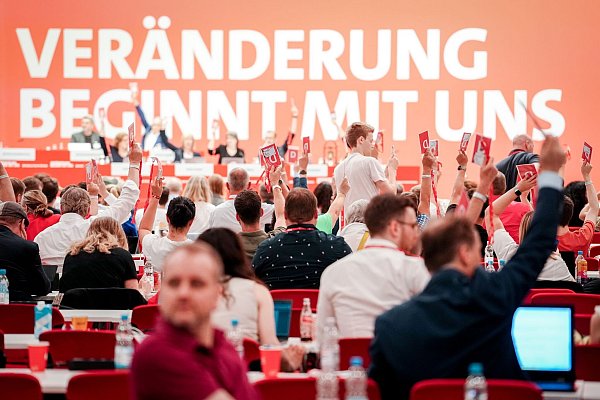 Die Delegierten halten bei einer Abstimmung beim SPD-Bundesparteitag die Stimmkarten hoch. - © Kay Nietfeld/dpa