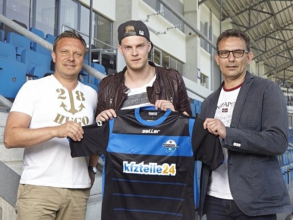Michael Born (r.) und André Breitenreiter (l.) begrüßen Marvin Ducksch in Paderborn. - © FOTO: SC PADERBORN
