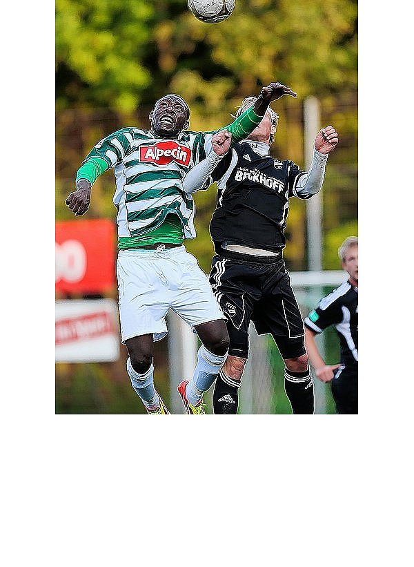 Stürmer Saliou Abou (l.) machte gegen Verl sein erstes Spiel für den TuS Dornberg. Bis auf den Torabschluss zeigte der Togoer eine starke Leistung. - © FOTO: REIMAR OTT