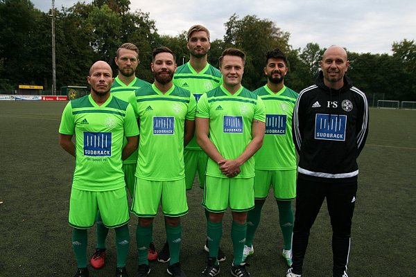 Neu beim SCB: Serhat Kan (v. l.), Christopher Heermann, Cem Beyer, Jacub Przybylko, Marius Linnenbeker, Helpin Ebrahim mit Trainer Petar Slavov. - © Nicole Bentrup