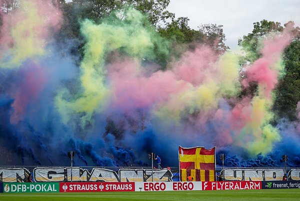 Die mitgereisten Paderborner Fans sorgten im Sportpark Höhenberg mit einer Choreographie für Aufsehen. - © Christoph Reichwein/dpa