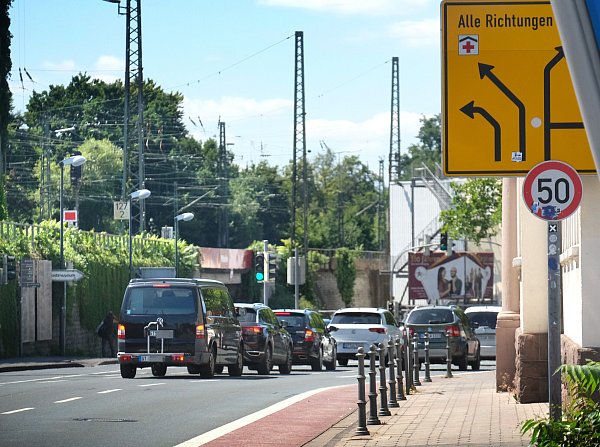 Ab Ferienstart ist die Durchfahrt auf diesem Teilstück der Kaiserstraße in Gütersloh wegen Bauarbeiten gesperrt. - © Andreas Frücht