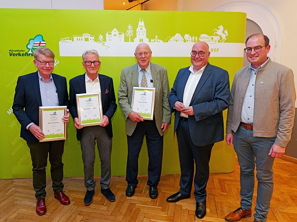 Urkunden gab es für die drei Gründungsmitglieder (v. l.) Rainer Krukenmeier, Hubert Westerwalbesloh und Gustav Theismann. Sie wurden überreicht vom Vorsitzenden Udo Neisens und Geschäftsführer Markus Sandbothe. - © Verkehrsverein Hövelhof