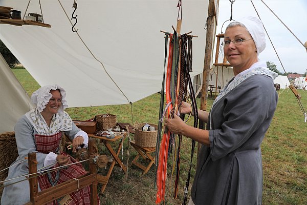 Bandweberei zeigt Birgit Widler (l.), mit Sabine Vix. - © Simone Flörke