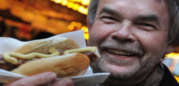 Feinschmecker: Fußball-Kommentatorlegende Manni Breuckmann hat schon mehrmals öffentlich kolportiert, dass es auf der Bielefelder Alm seinerzeit die beste Bratwurst der Bundesliga gab. - © Franz Luthe