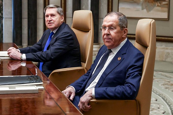 Der russische Außenminister Sergej Lawrow (r.) sitzt neben dem außenpolitischen Berater des russischen Präsidenten Putin, Juri Uschakow. - © Evelyn Hockstein/Pool Reuters/dp