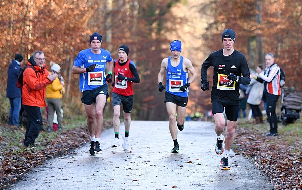Überpünktlich mit den guten Neujahrsvorsätzen starten und schon am 31. Dezember sportlich ins neue Jahr rutschen – beim Gütersloher Silvesterlauf. - © picture alliance / Pressebildagentur ULMER