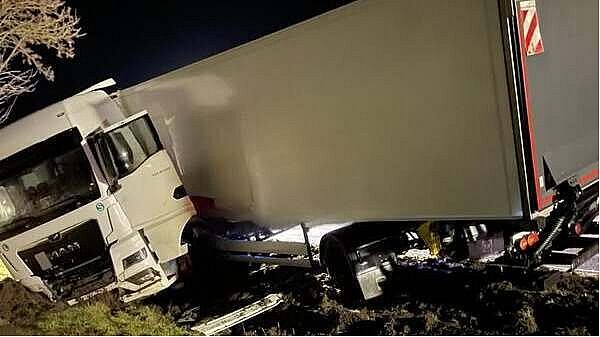 Auf der Bundesstraße 241 bei Borgentreich-Lütgeneder musste ein Lkw aus dem Straßengraben geborgen werden. - © Feuerwehr Borgentreich