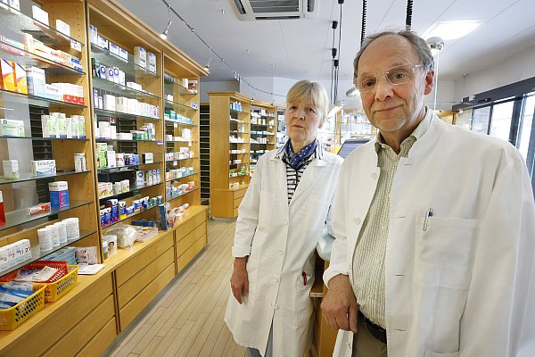 Walter und Marie-Luise Maus haben ihre Apotheke geschlossen. - © Roland Thöring