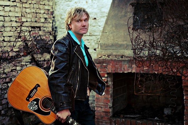 Heimspiel: Der Brakeler Peter Markus ist bereits vor zehn Jahren zu seinen musikalischen Wurzeln als Gitarrist und Songschreiber zurückgekehrt. - © Alexander Hahn