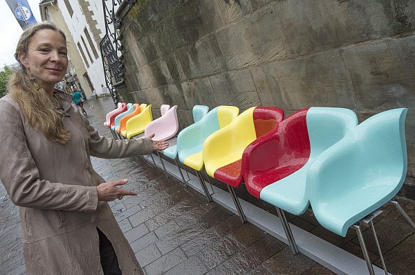 Die "Chairs to Share" von Dorothee Golz stehen noch immer vor der Franziskanerkirche und prägen das Bild der Westernstraße mit. - © Archivfoto Reinhard Rohlf
