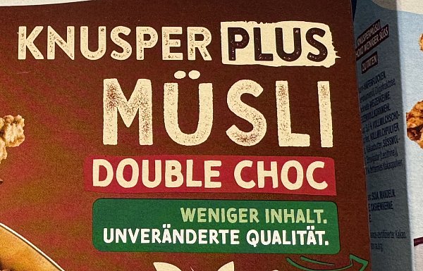 Klein, aber deutlich: Im grünen Balken informiert Dr. Oetkter auf Produktpackungen über die Verringerung der Füllmenge. - © mika