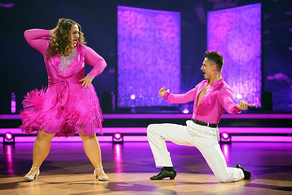 Selfiesandra und Tanzpartner Zsolt Sándor Cseke brillierten mit einer Samba bei Let's Dance. - © RTL / Stefan Gregorowius