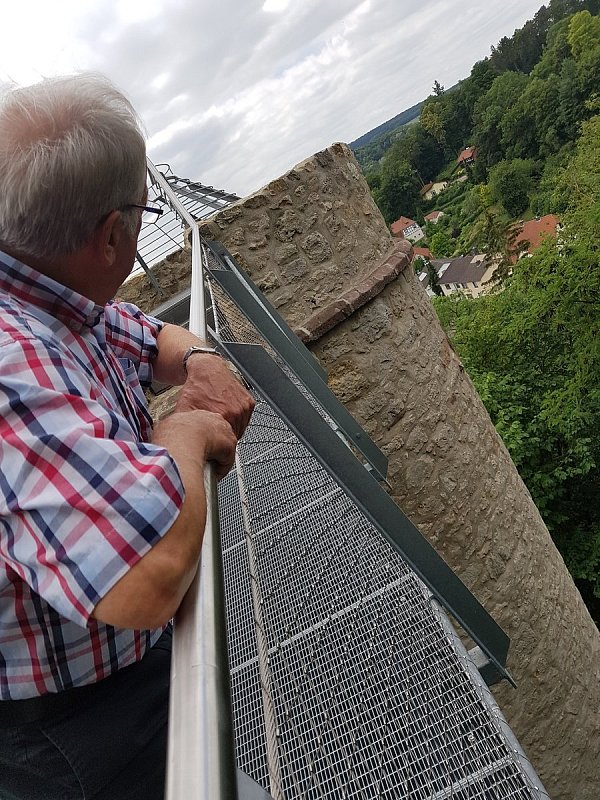 Sicher: Das Geländer an der Brücke bietet einen sicheren Halt. - © Katharina Engelhardt