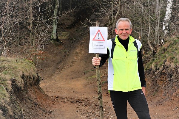 "Darauf werde ich angesprochen": Reiner Giersch macht jeden Spaß zu "seinem" Streckenabschnitt mit. - © Gregor Winkler