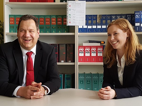 Humorvoll: Eines sind der ehemalige Finanzamtsleiter Oliver Kruse und seine Nachfolgerin Katrin Kirchner sicher nicht - spröde. - © Katharina Engelhardt